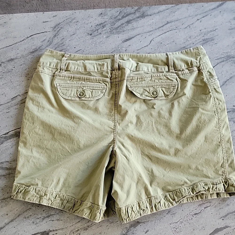 LANE BRYANT Shorts w/ Stylish Belt Loop Design Green size 16 - Picture 5 of 12